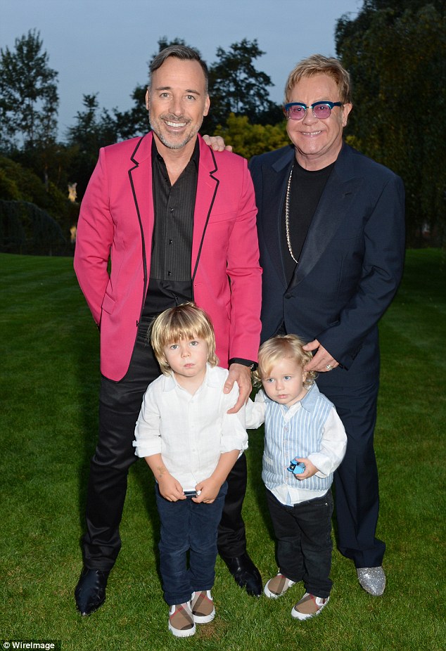 Ilyen nagyok Elton John fiai - fotó