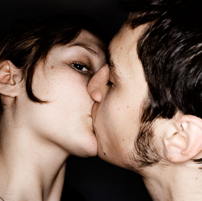 Így néz ki az igazi nyelves csók - fotók