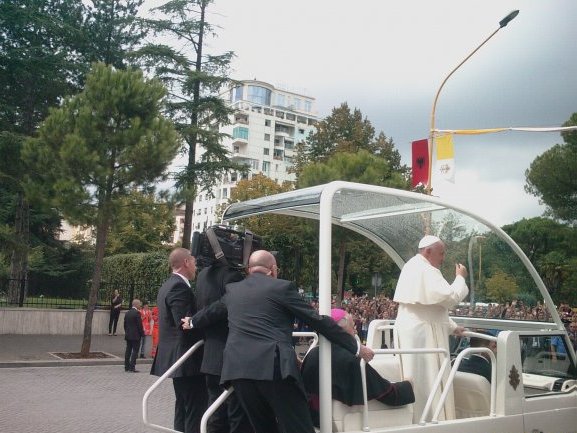 Ferenc pápa Albániába látogatott - ott voltam!