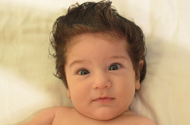 Cuki frizurákat csinálnak 5 hónapos kisfiuknak a szülők - galéria