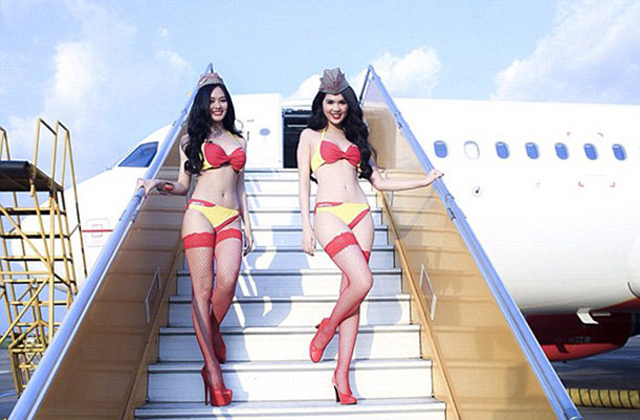 Fehérneműs stewardessek miatt támadják a légitársaságot
