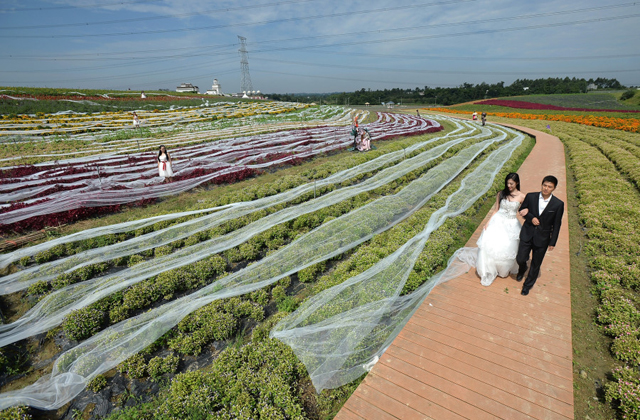 5 kilométeres uszályt húzott maga után a menyasszony - fotó