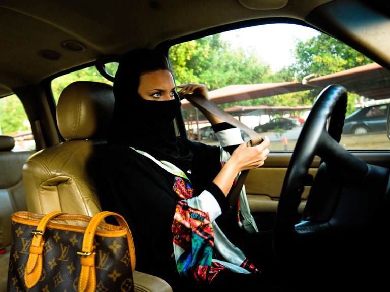 Szaúdi nő szabálysértés közben