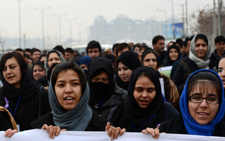 Afgán nők tüntetnek az erőszak ellen (Fotó: SHAH MARAI/AFP)