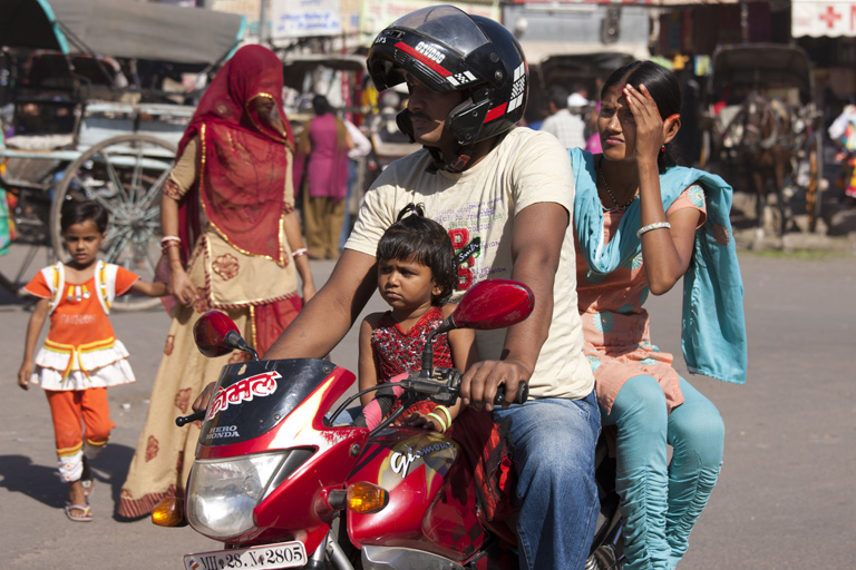 Indiai család a motoron Rádzsasztán városban (Fotó: Tim Graham/Getty Images)