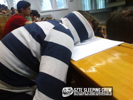 Padban alvó egyetemisták fotóin röhög az ország