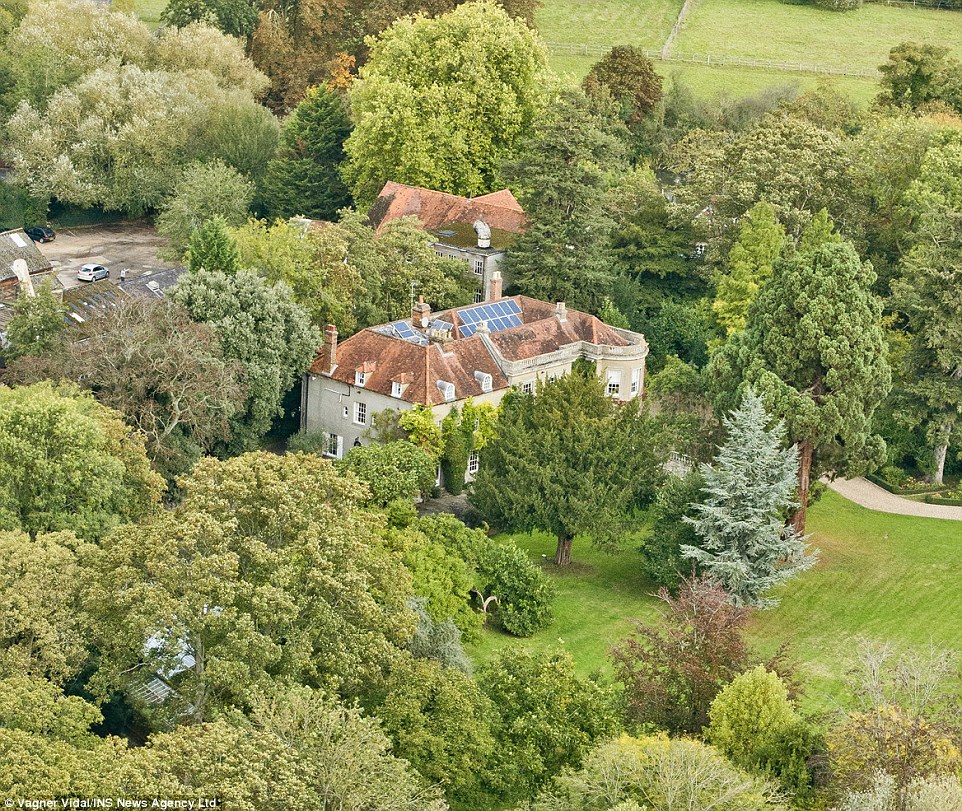 Egy kis szigeten álló angol kastélyban a Clooney család új otthona