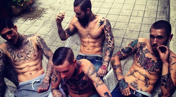 Tetovált testű férfiak