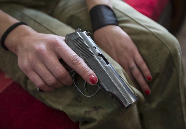 Nők fegyverrel az orosz-ukrán határ mentén