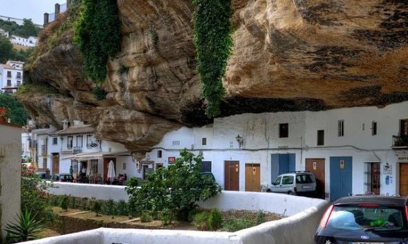 A sziklák alatt élő spanyol falu