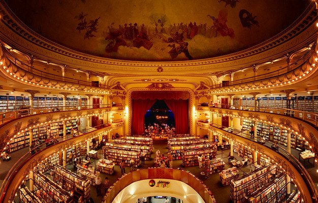 Könyvtár egy régi színházban - ez varázslatos!