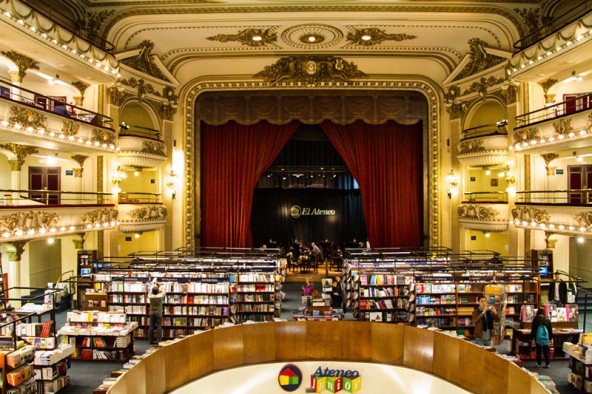 Könyvtár egy régi színházban - ez varázslatos!