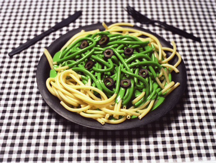 Piros tej, kék csirke, zöld spagetti: bizarr ételfotók