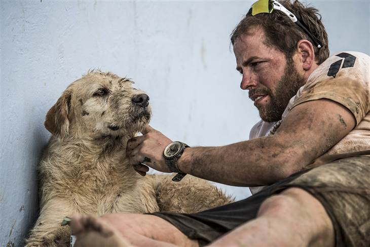 Kóbor kutyus csatlakozott az extrém csapathoz és végigkísérte útjukat - megható történet
