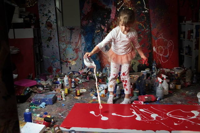Lenyűgöző képeket fest egy hatéves kislány