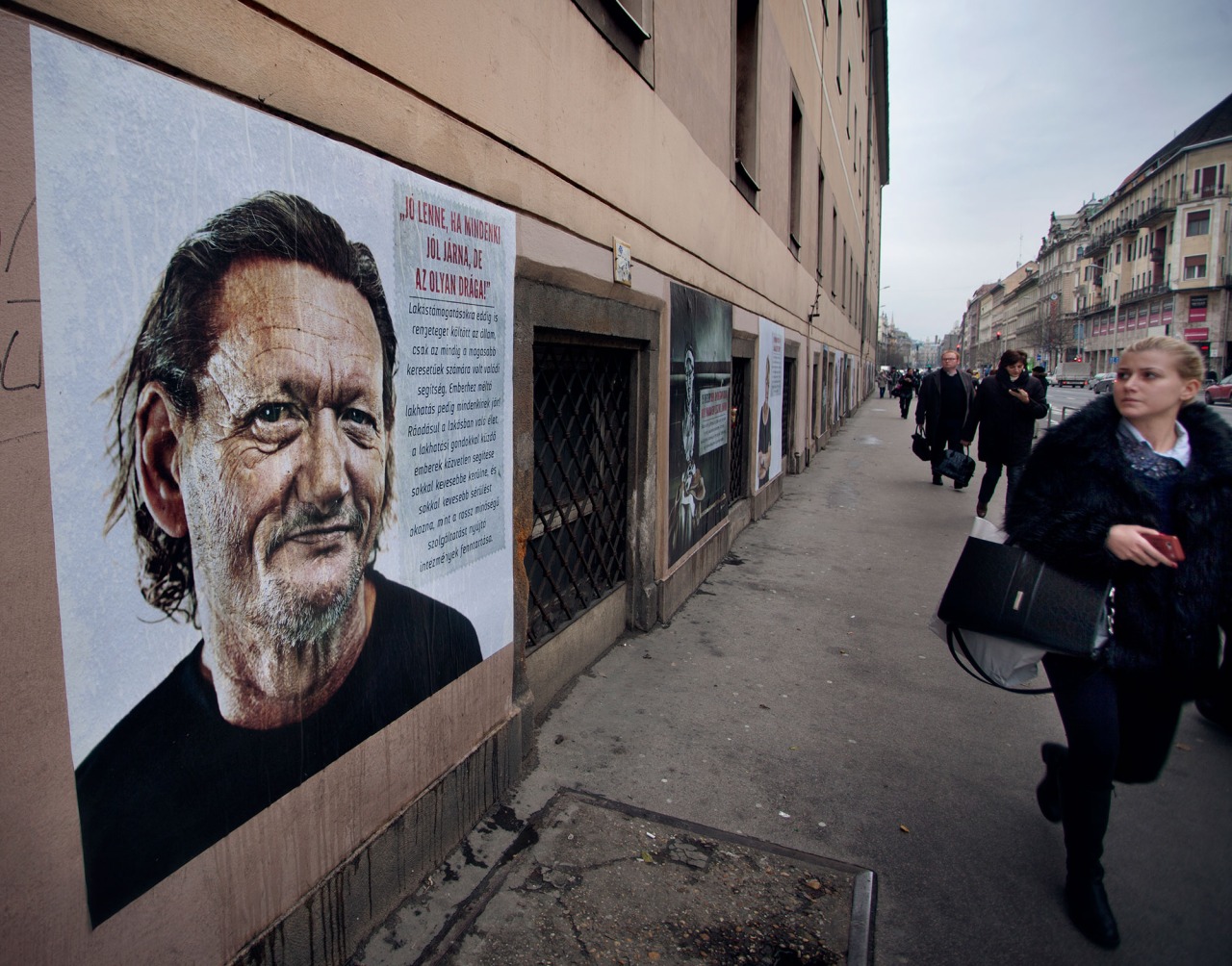 Megrázó hajléktalanportrék lepték el Budapestet