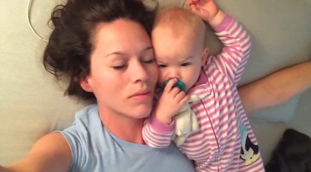 Alvó anyuka és kisgyermeke játéka - imádnivaló videóval!
