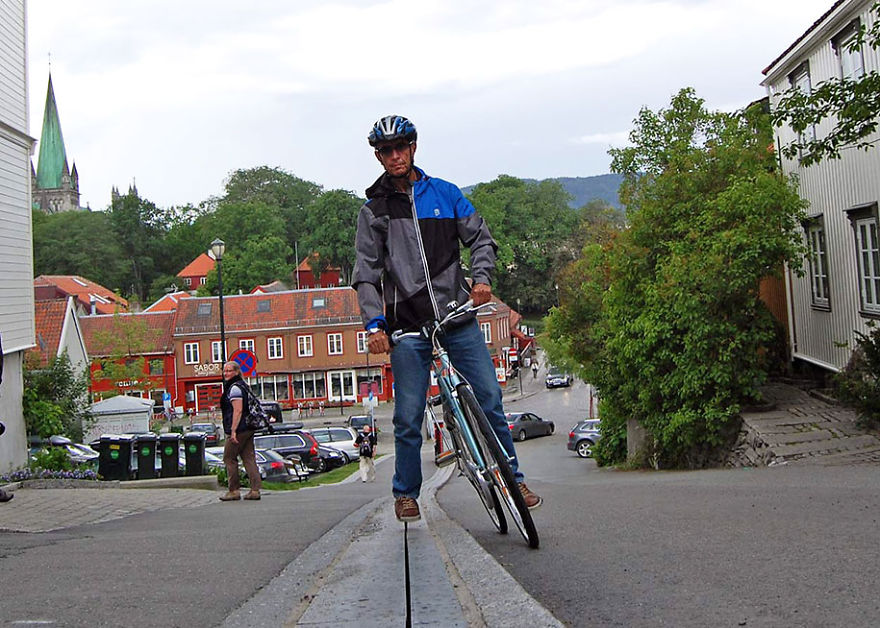 Átadták a világ első biciklis mozgólépcsőjét