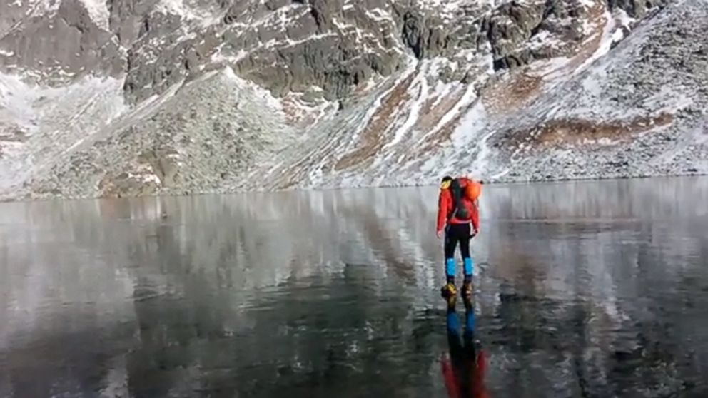Gyönyörűen befagyott tavat videóztak le Szlovákiában - elképesztő videó