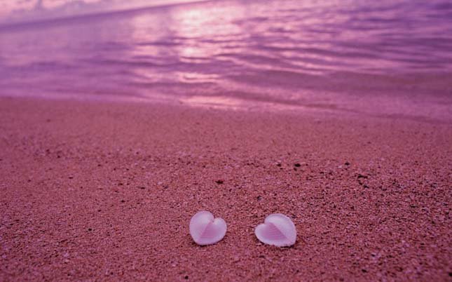 Ilyet még nem láttál: pink színű tengerpart a Bahamákon