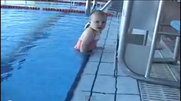 Nincs kétéves, és jobban úszik, mint jár!