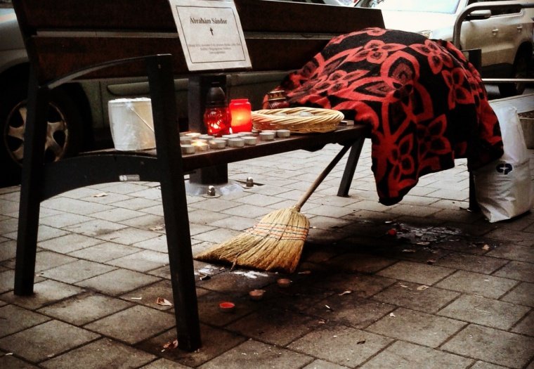  Egy hajléktalan előtt tisztelegnek a budapestiek