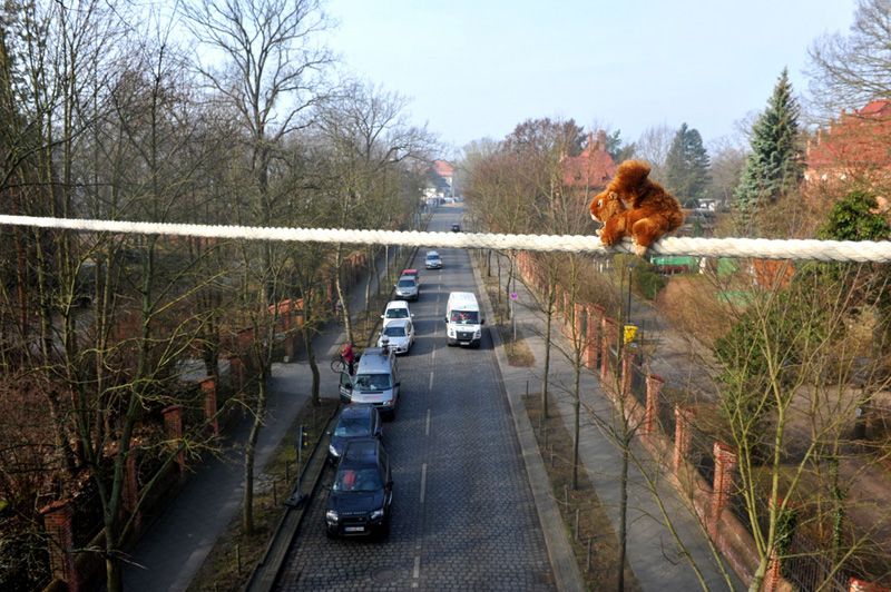 Plüssmókus demonstrálja, mit tud a berlini mókushíd (Fotó: Menschen für Tiere )