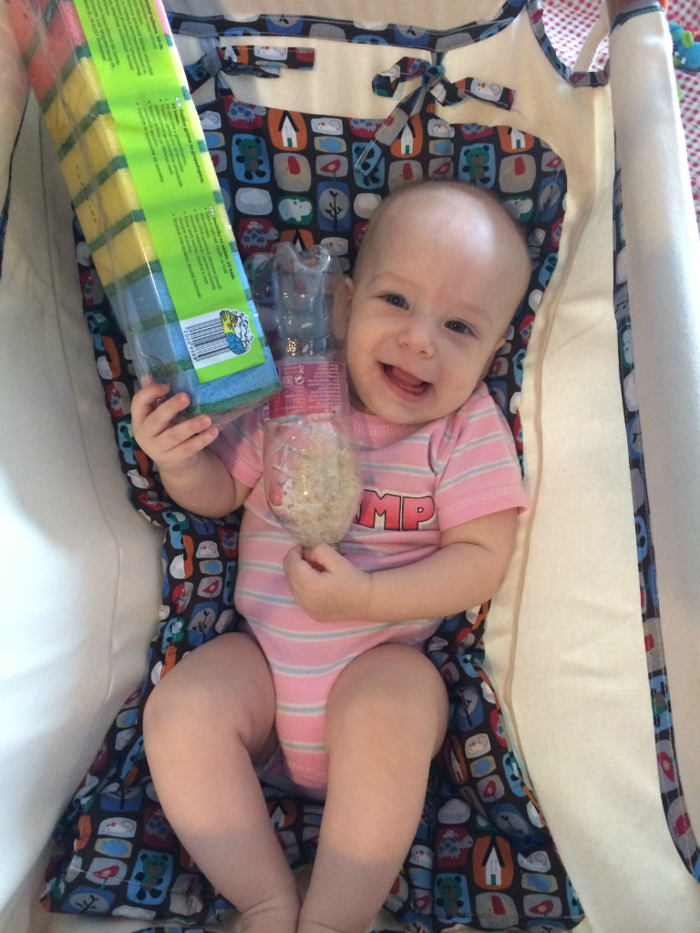 Kupakok savanyúságos vödörben - a kisbabák kedvenc játékai