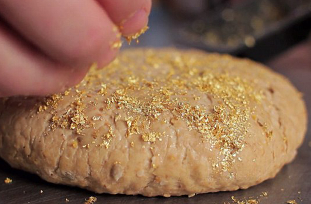 Aranypor van a világ legdrágább kenyerében