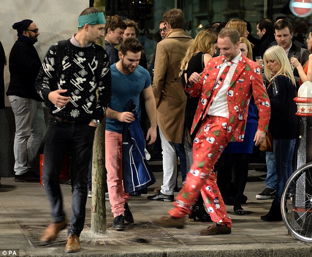 Így őrültek meg London utcáin a karácsonyi bulizók