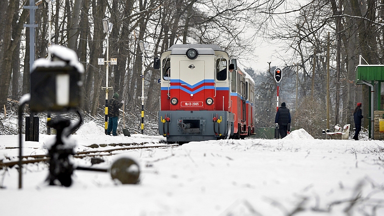 Szerelvény a Széchenyi-hegyi Gyermekvasút behavazott Csillebérc állomásán Fotó: MTI