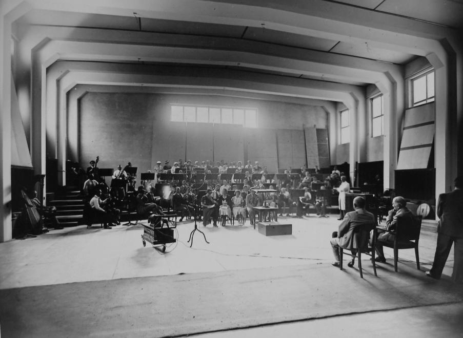 1935- A Magyar Rádió új 6-os stúdiójának akusztikai próbája. Háttal ül Dohnányi Ernő karmester és Békéssy György tervező. (fotó: FORTEPAN)