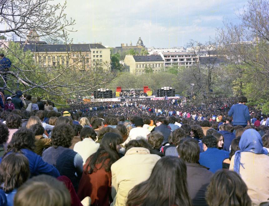 1985 - Az LGT koncertje a Tabánban. (fotó: FORTEPAN)