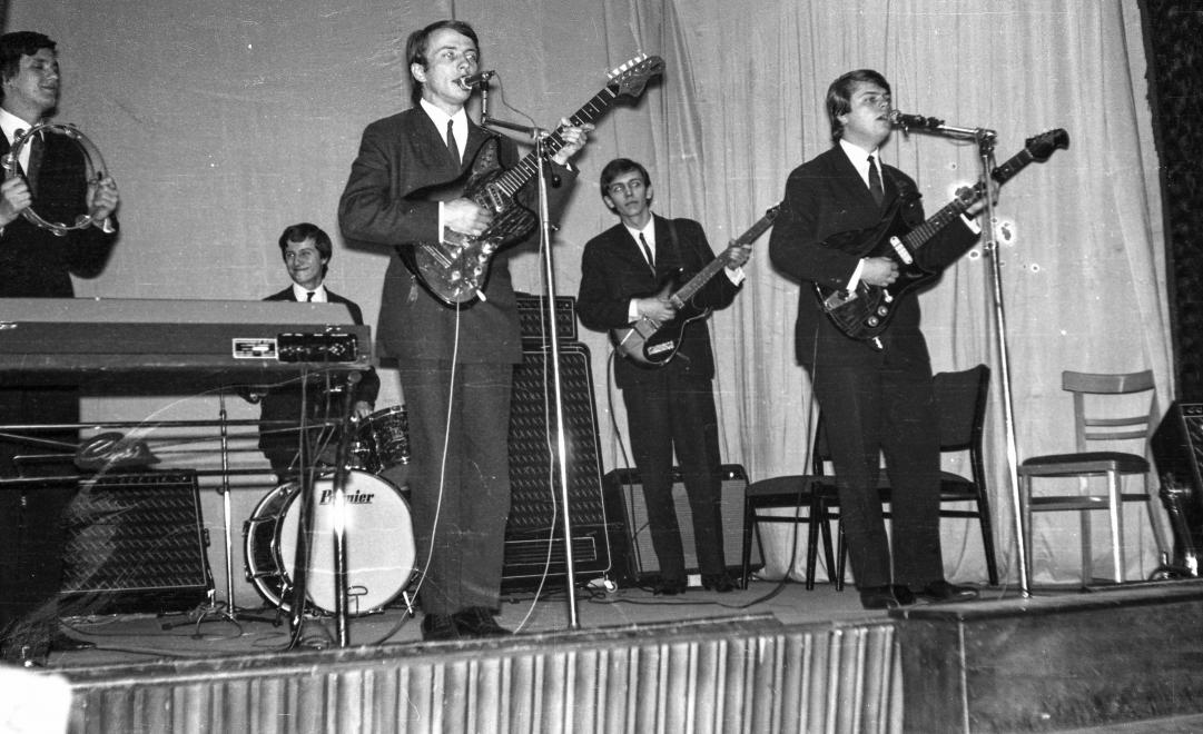 1968 - A Metró együttes koncertje. Veszelinov András dobos, Zorán Sztevanovity, Dusán Sztevanovity, Schöck Ottó (fotó: FORTEPAN)