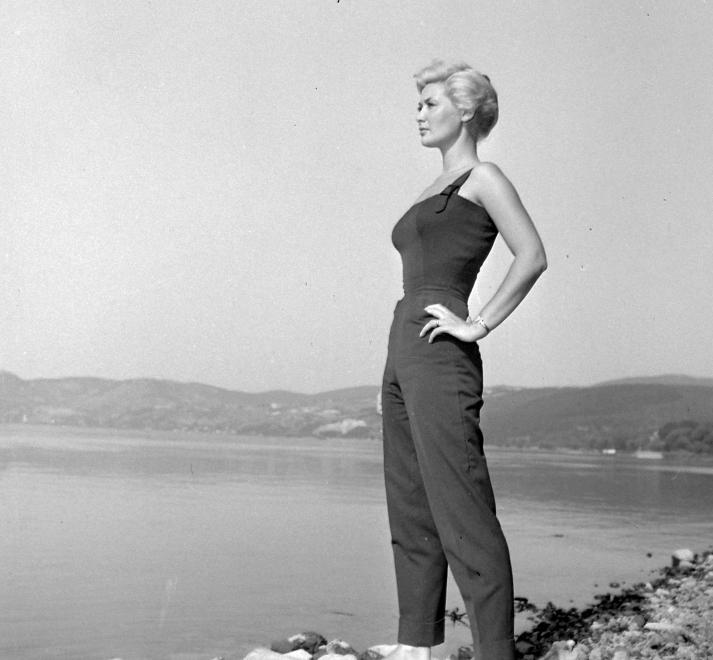 Colette Dereal francia színésznő a Duna-parton 1957-ben.