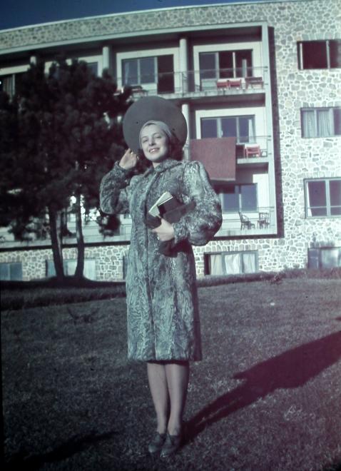 Bordy Bella a Kikelet Szálló előtt a 40-es években.