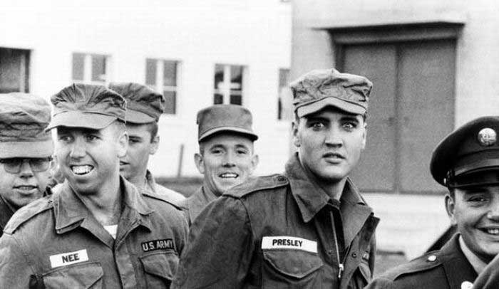 1958 és 1960 között szolgált az amerikai hadseregben. Ekkor már az egész világ ismerte a nevét, igazi szexszimbólum volt. Ennek ellenére - különkérésére - hétköznapi katonaként bántak vele, amivel