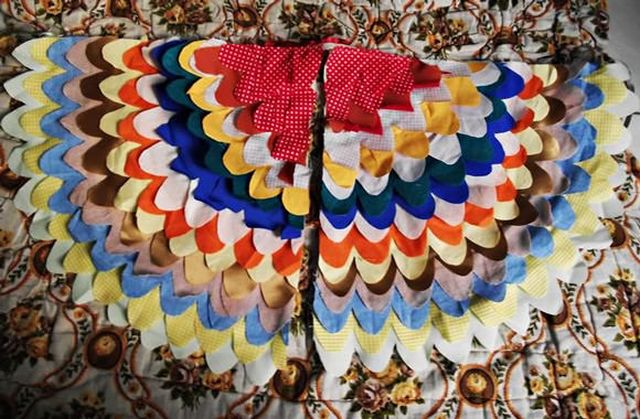 Farsangi jelmez: színes madár varrás nélkül