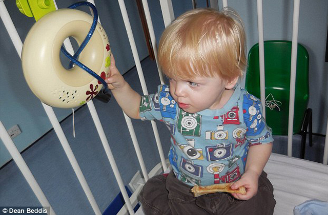 Lopják a játékokat egy kórház gyerekosztályáról 