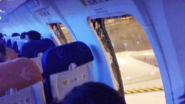 Kinyitották az utasok a mozgó repülőgép vészkijáratát