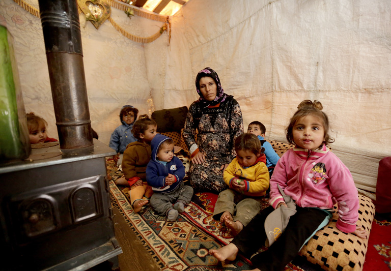 Szíriai család egy libanoni menekülttáborban (Fotó: AFP/Anwar Amro)
