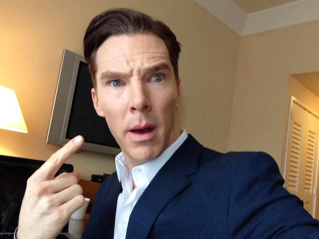12 egyértelmű jele annak, hogy Benedict Cumberbatch világuralomra tör – Fotókkal bizonyítjuk