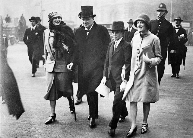 Churchill feleségével és gyerekeivel