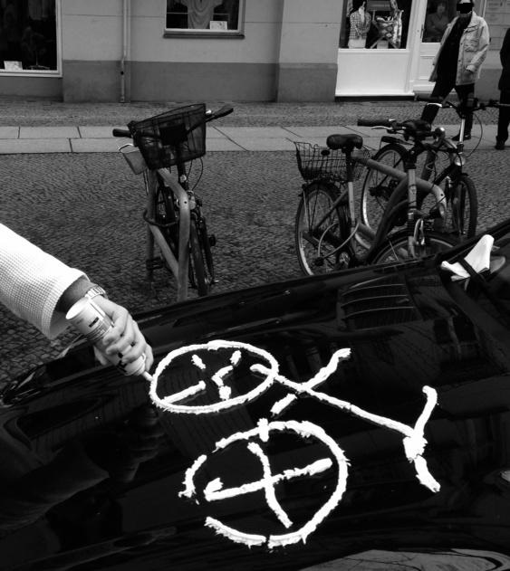 Így büntetik a biciklisávon parkoló autókat - fotók