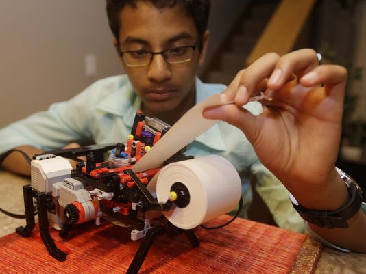 13 éves fiú legóból építette meg a vakokat segítő Braille nyomtatót