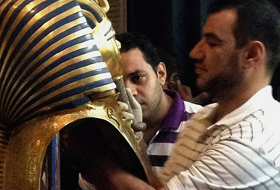 Kínos baki a múzeumban: letörték Tutanhamon szakállát