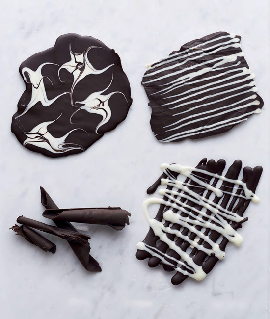 Csokicsigák, tésztavirágok: képes útmutató az édességek díszítéséhez