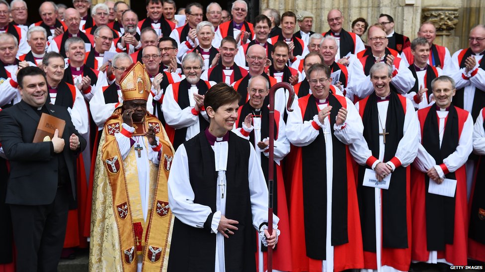 A szertartást megzavarta egy lelkész, aki nem ért egyett a döntéssel, de a többiek - úgy tűnik - örömmel fogadták a új püspököt.