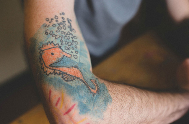 A kisfia rajzait tetováltatja magára az apa