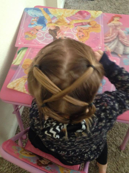 Menő frizurákat készít kislányának a szingli apuka